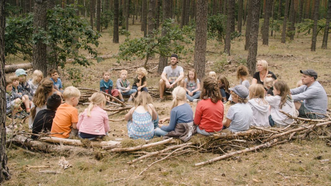 Kinder lernen im Wald